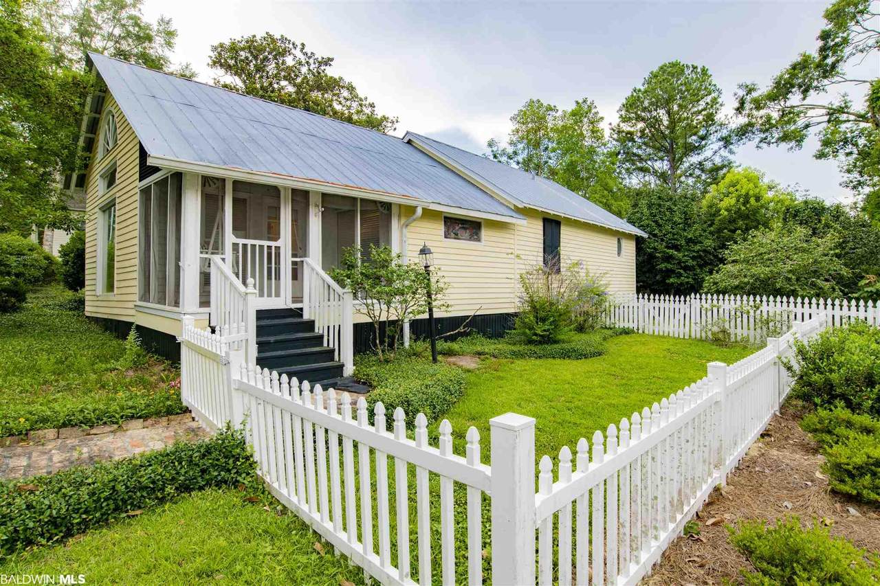 106 Pecan Avenue - Photo 1
