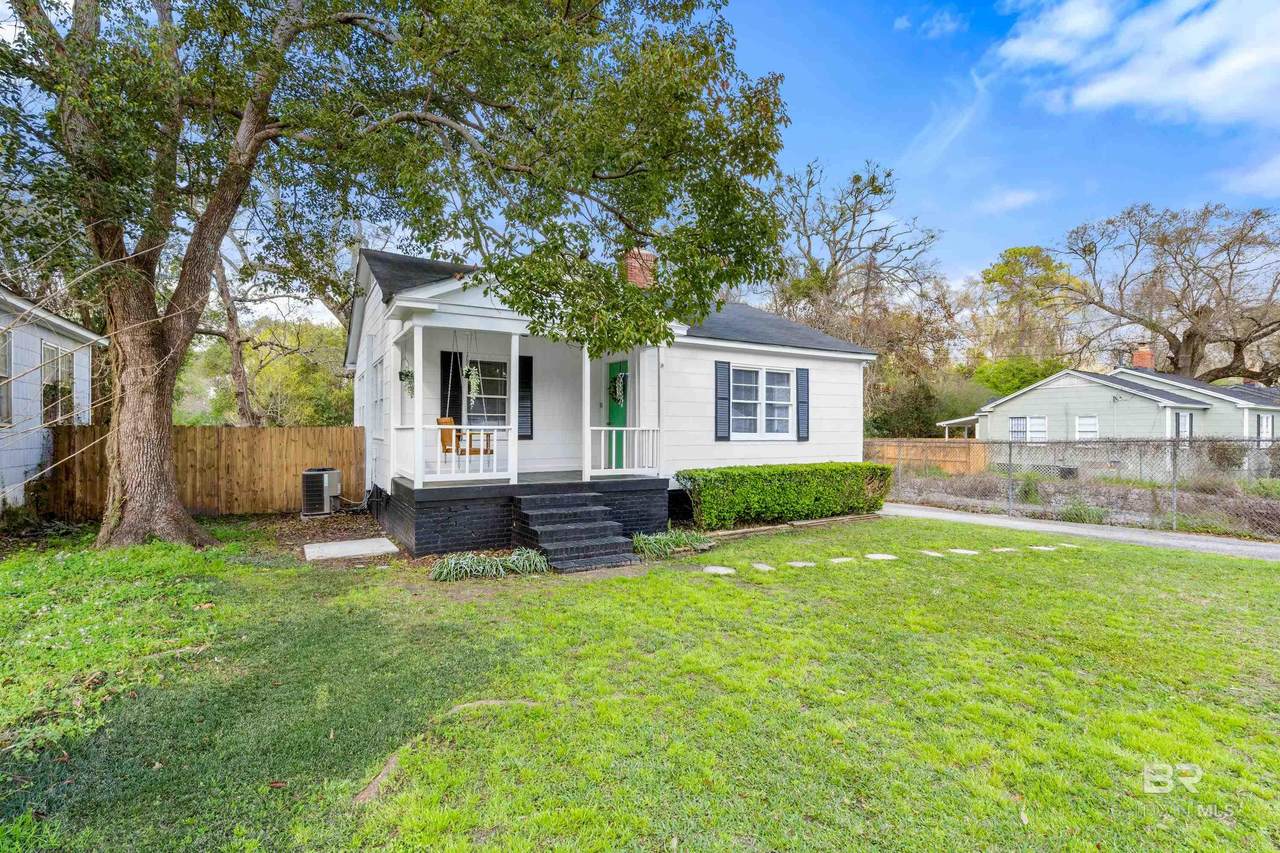 208 Pinehill Drive - Photo 1