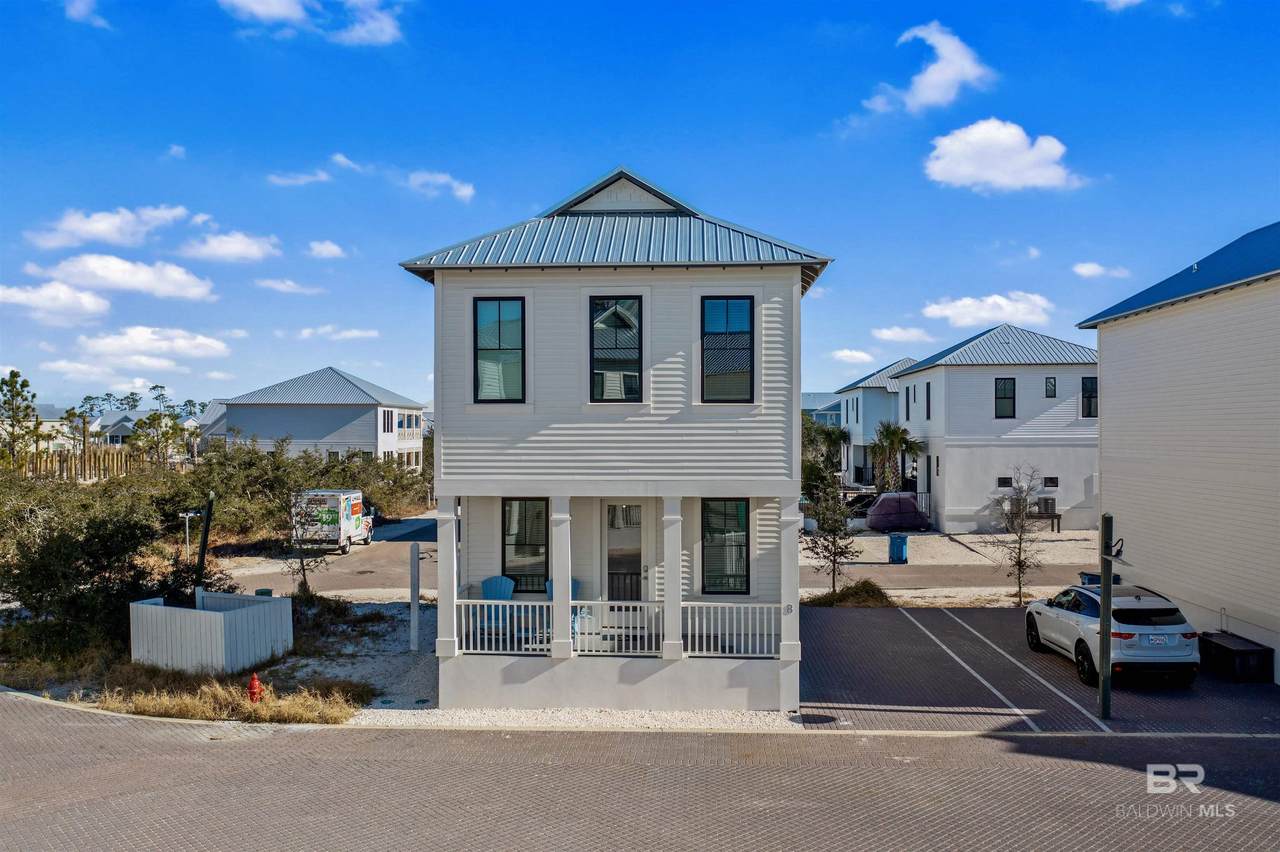 8 West Gate - Photo 1