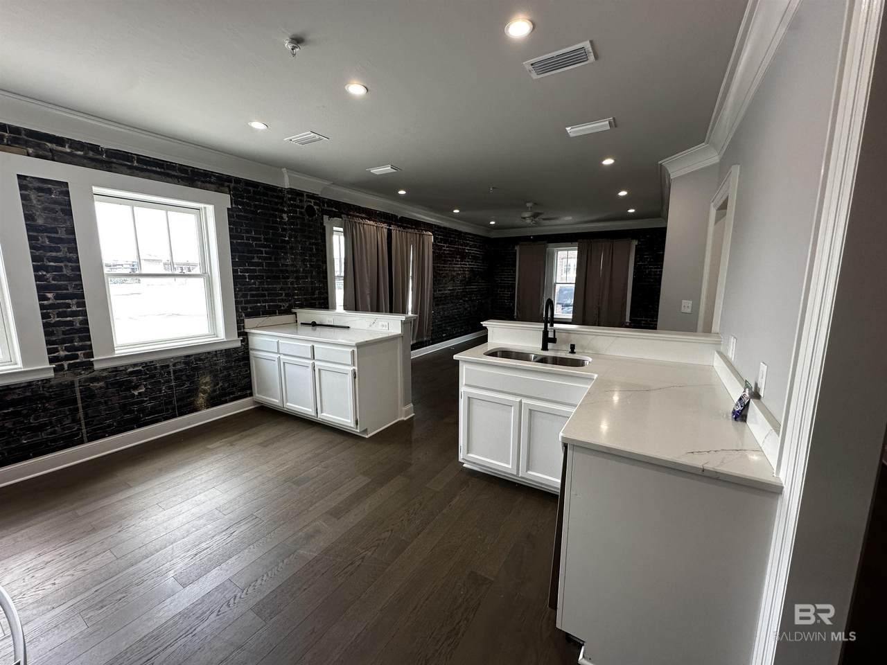 120 Laurel Ave - Photo 1