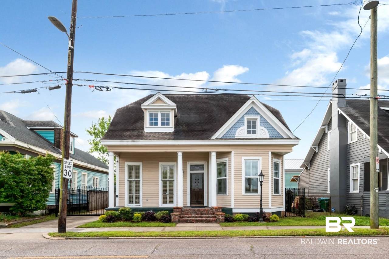 605 Saint Francis Street - Photo 1