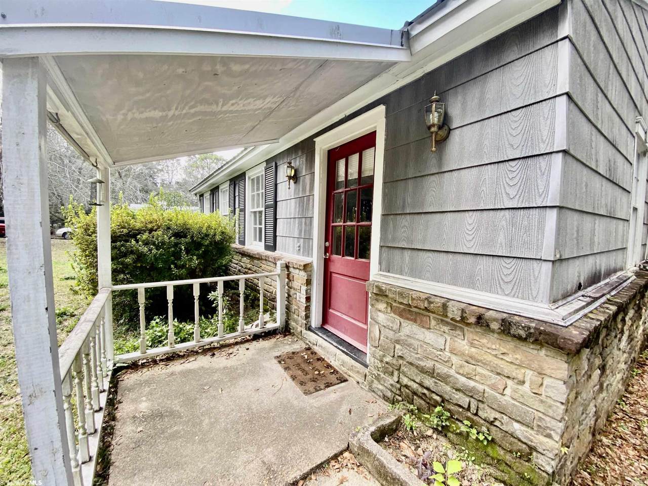 323 Pineview Ln - Photo 1