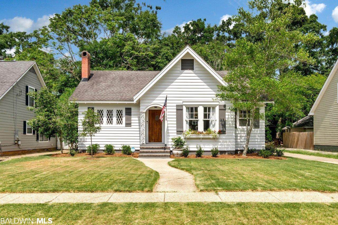 54 Crenshaw St - Photo 1