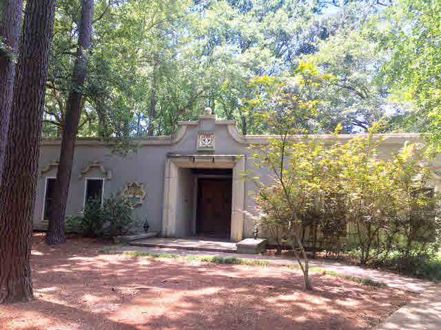 2111 Oxford Cir - Photo 1