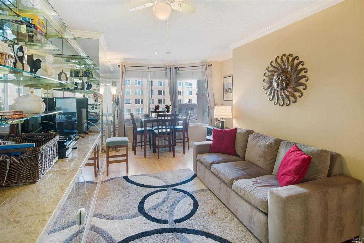 240 Lombard Street - Photo 1