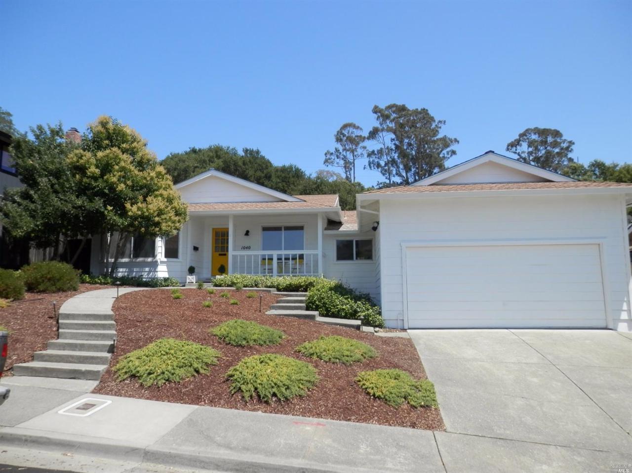 1040 Sunnyside Drive - Photo 1