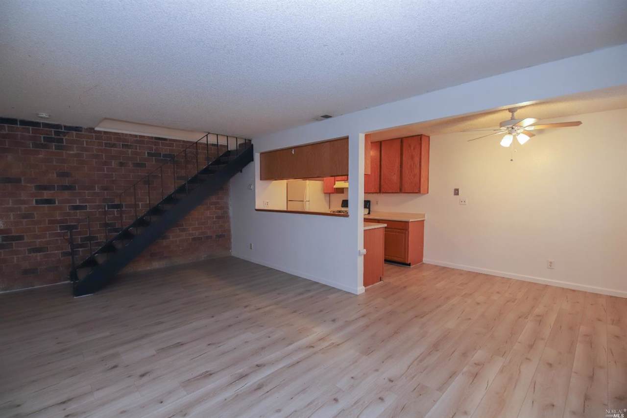 1960 Duxburry Lane - Photo 1