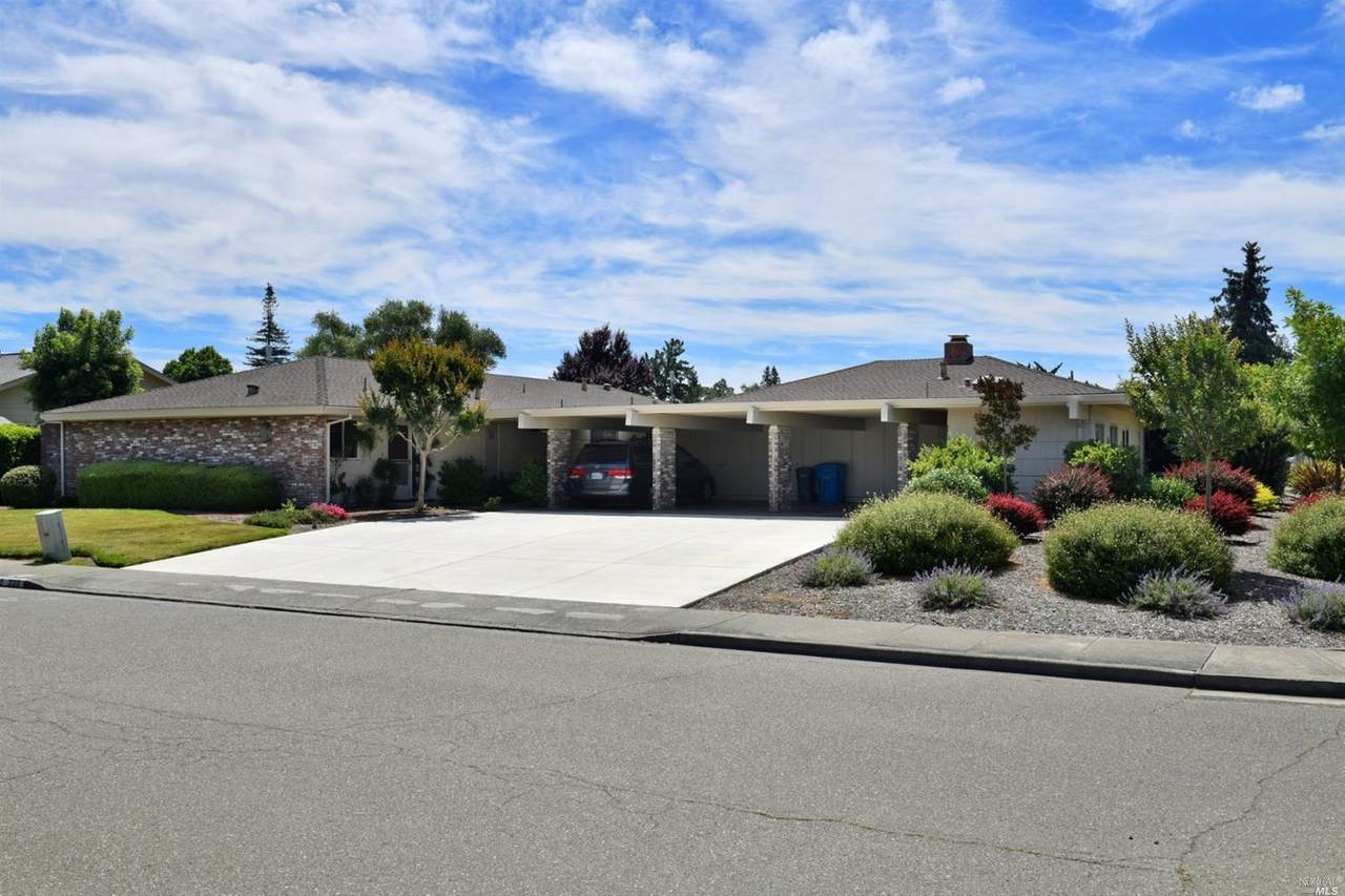 302 Laurel Leaf Place - Photo 1