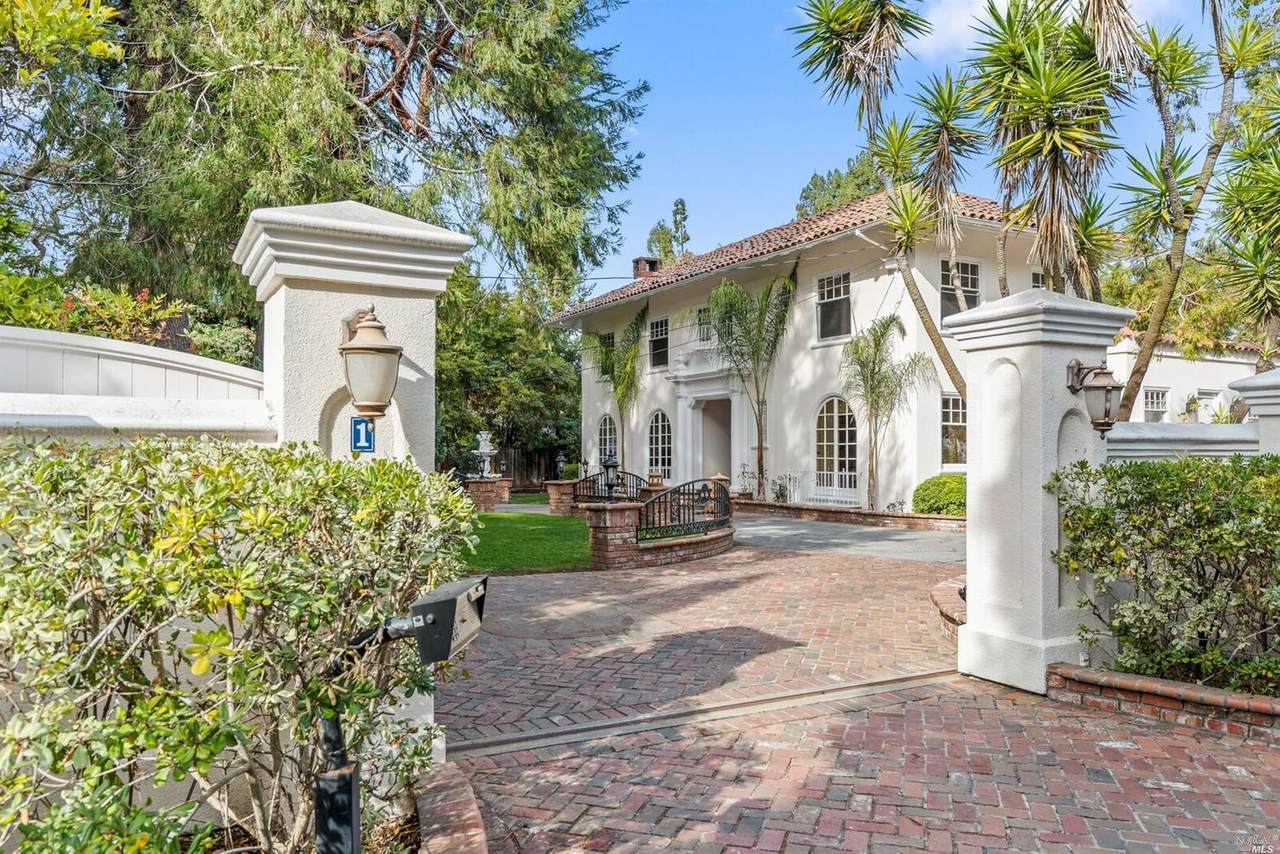 1 Heritage Court - Photo 1