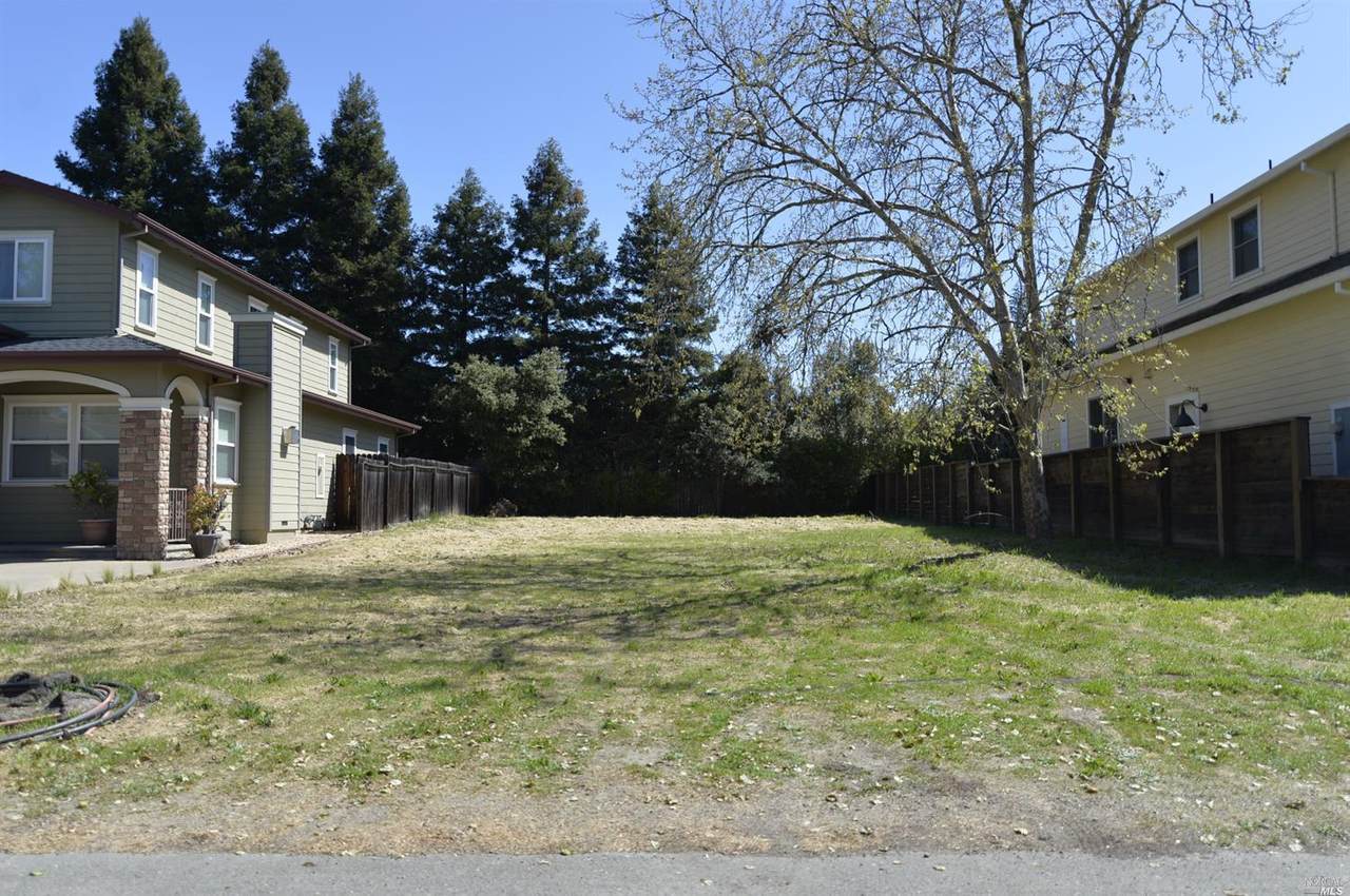 1566 Healdsburg Avenue - Photo 1