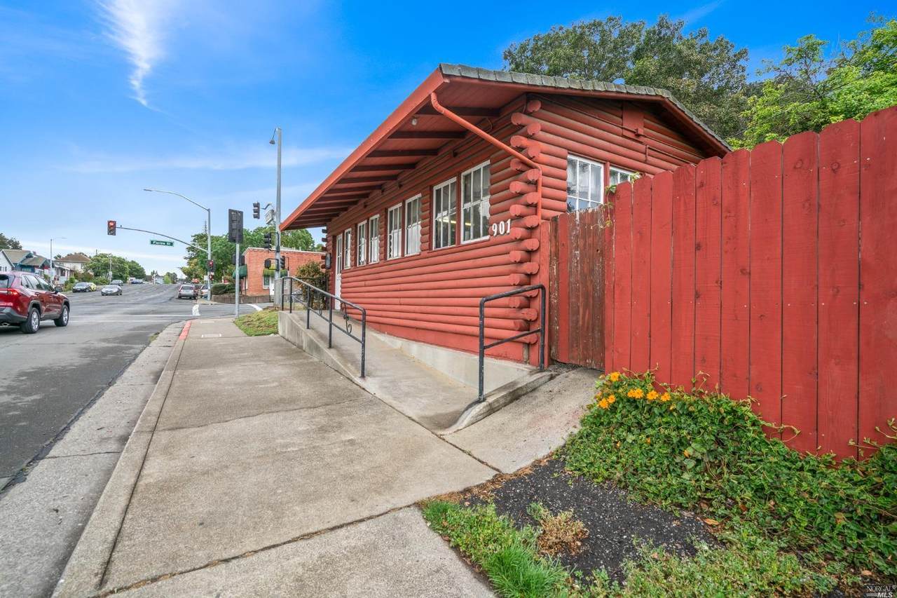 909 Alameda Street - Photo 1