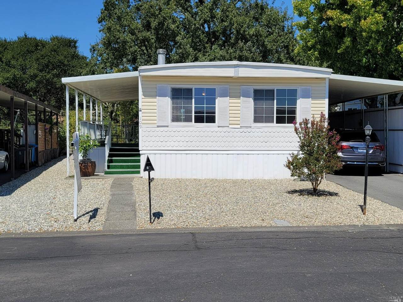 109 Larkspur Drive - Photo 1