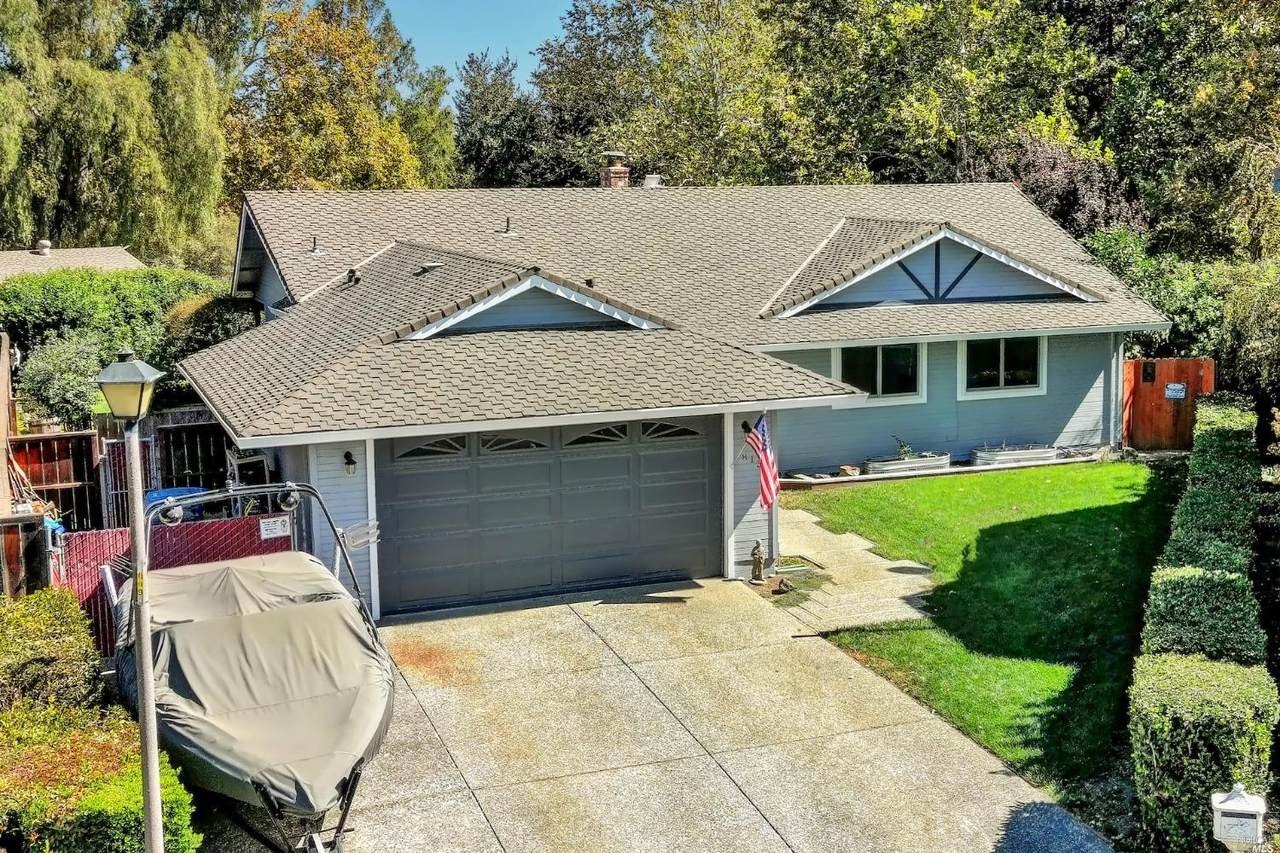 815 Royal Elf Court - Photo 1