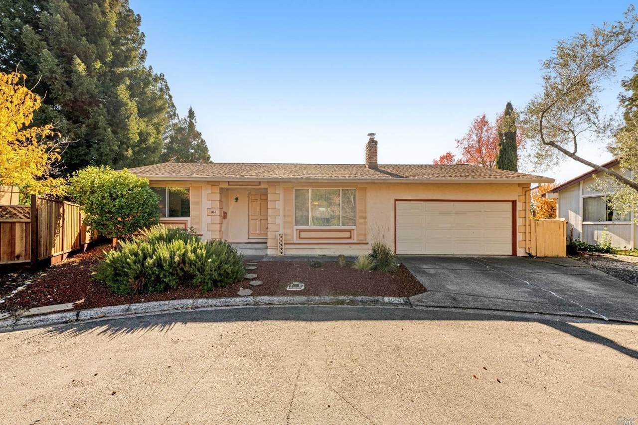 304 Maple Circle - Photo 1