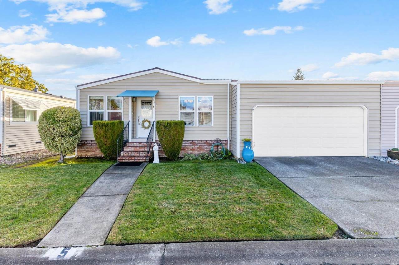 5 Falcon Crest Circle - Photo 1
