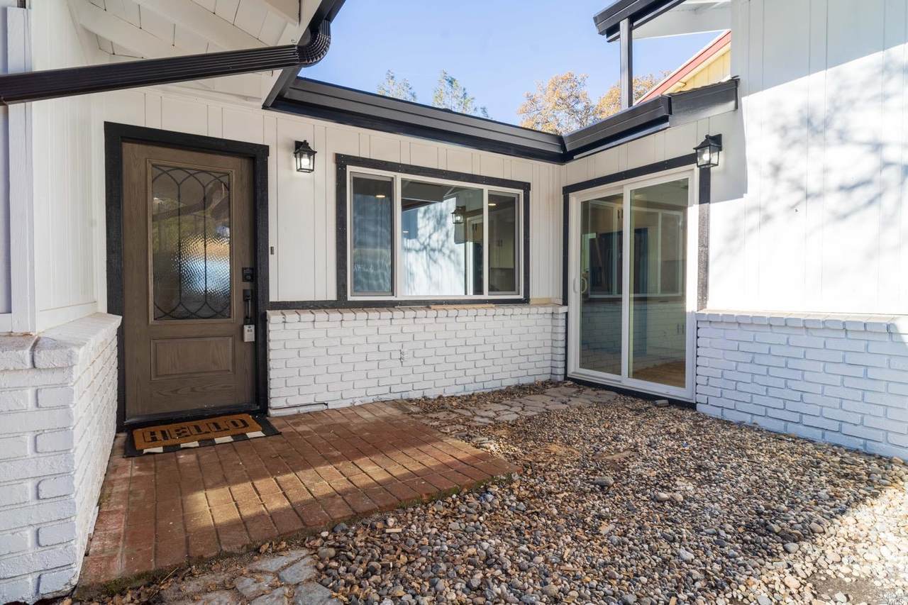 306 Lakeview Court - Photo 1