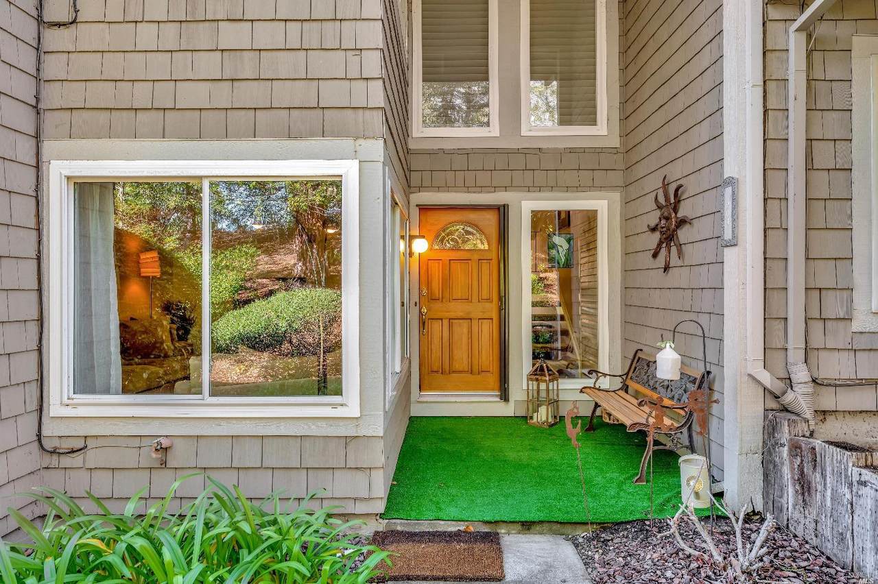 204 Albion Court - Photo 1