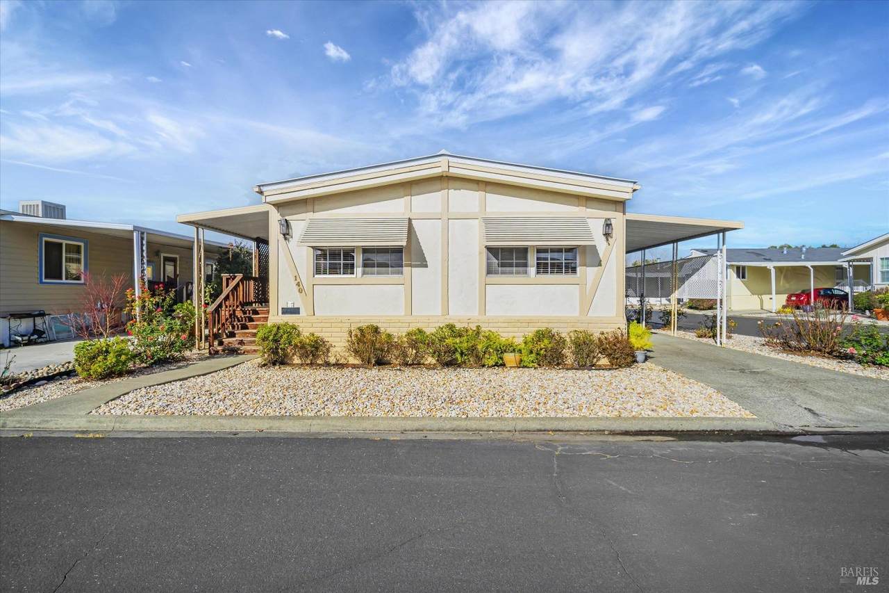 140 Stratford Way - Photo 1