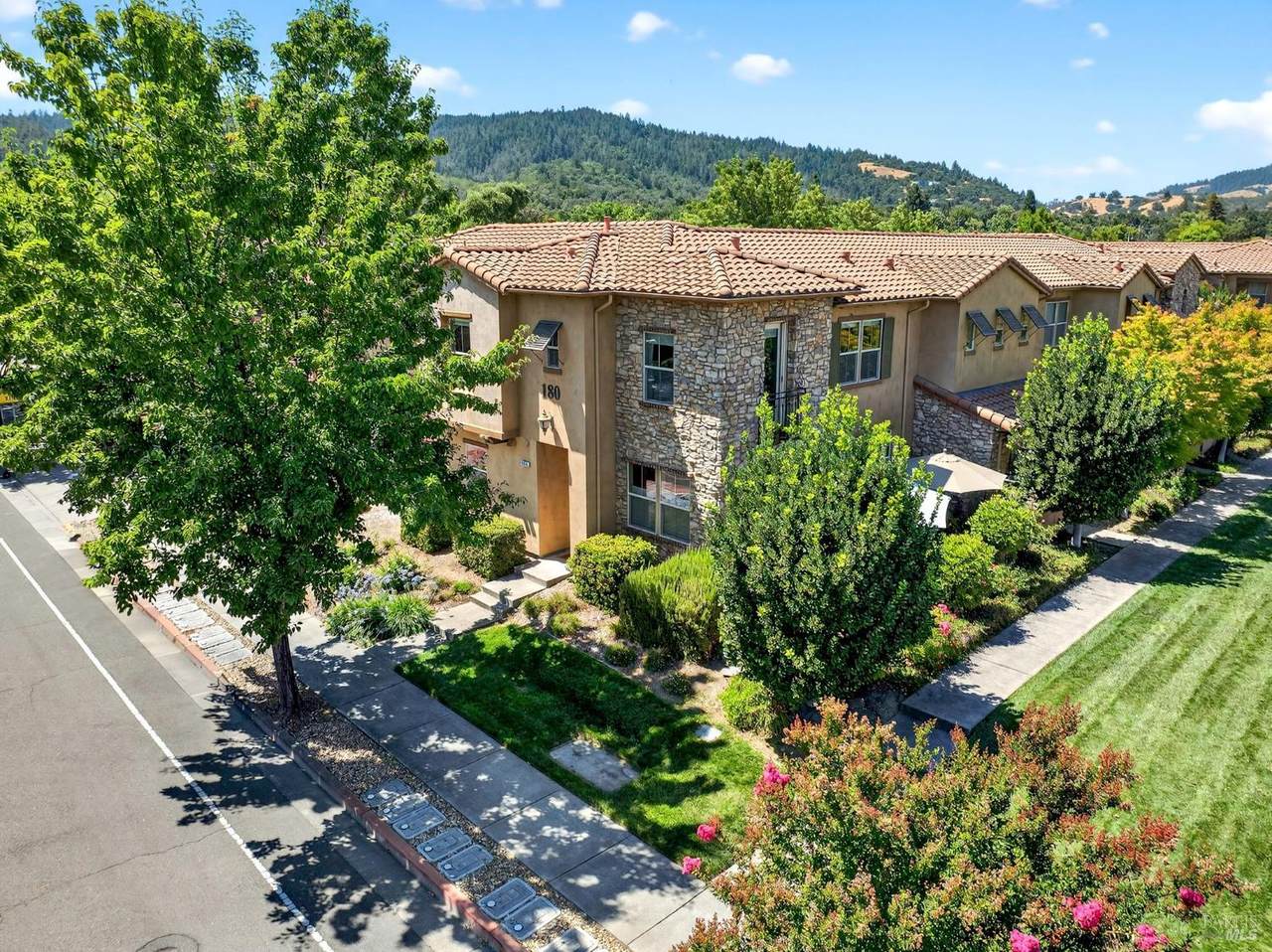 180 Healdsburg Avenue - Photo 1