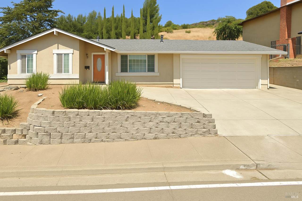 105 White Chapel Drive - Photo 1