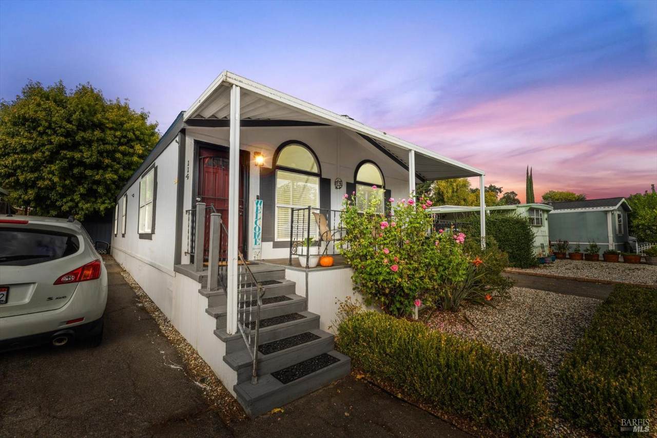 114 Sunset Drive - Photo 1
