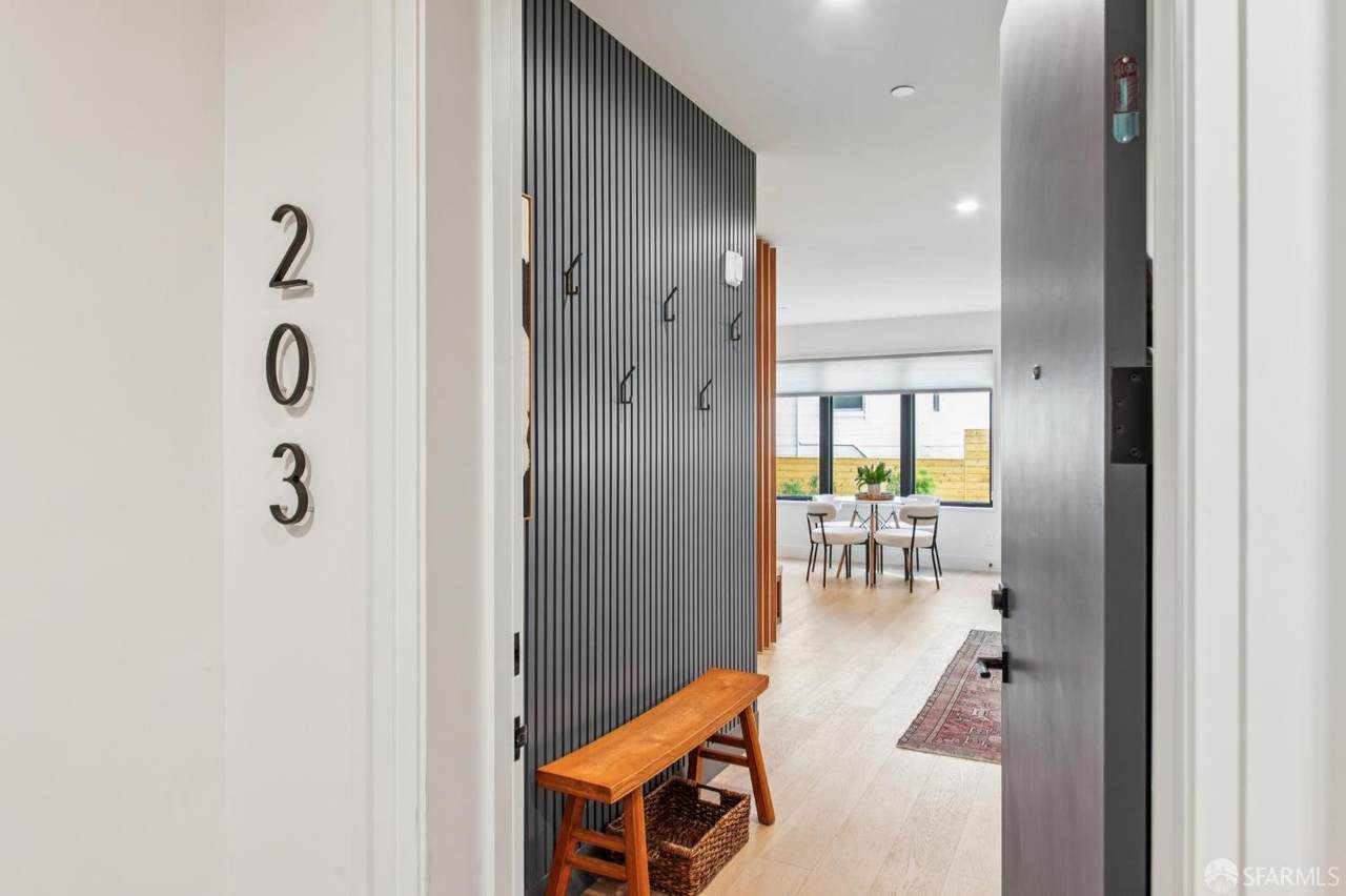 986 South Van Ness Avenue - Photo 1