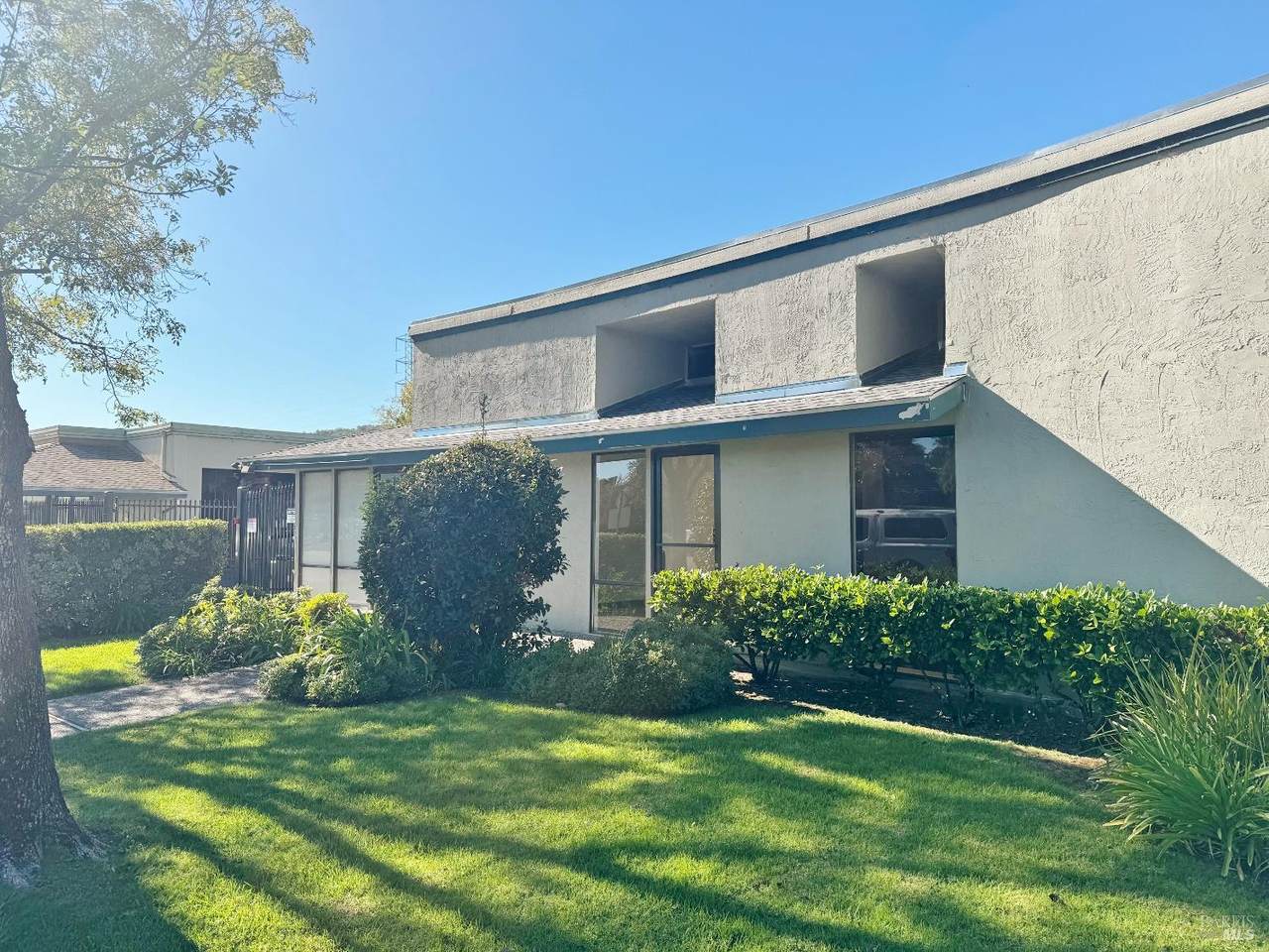 14 Commercial Boulevard - Photo 1