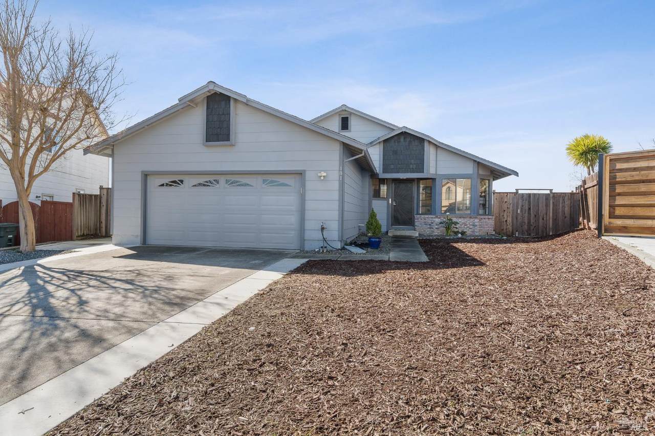 181 Crowsnest Court - Photo 1