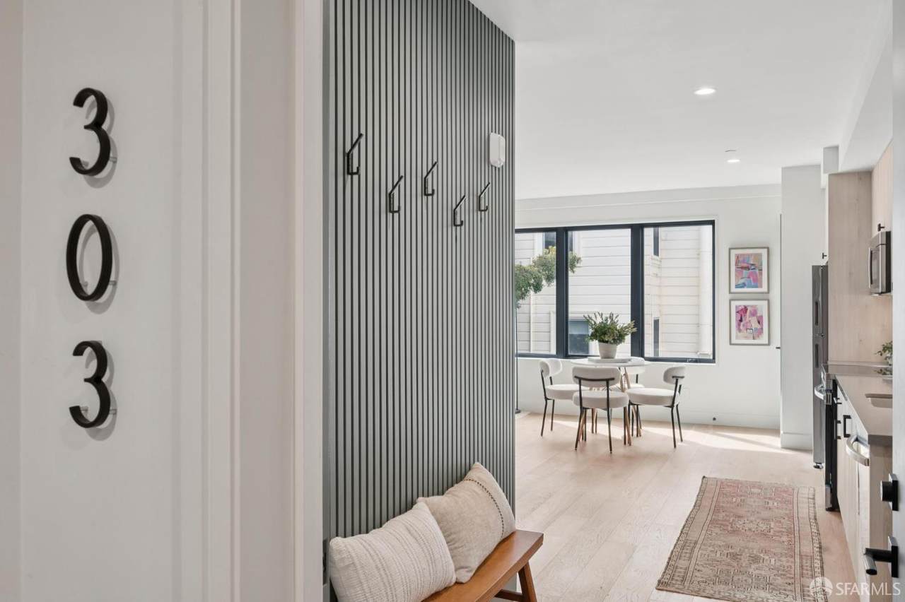 986 South Van Ness Avenue - Photo 1