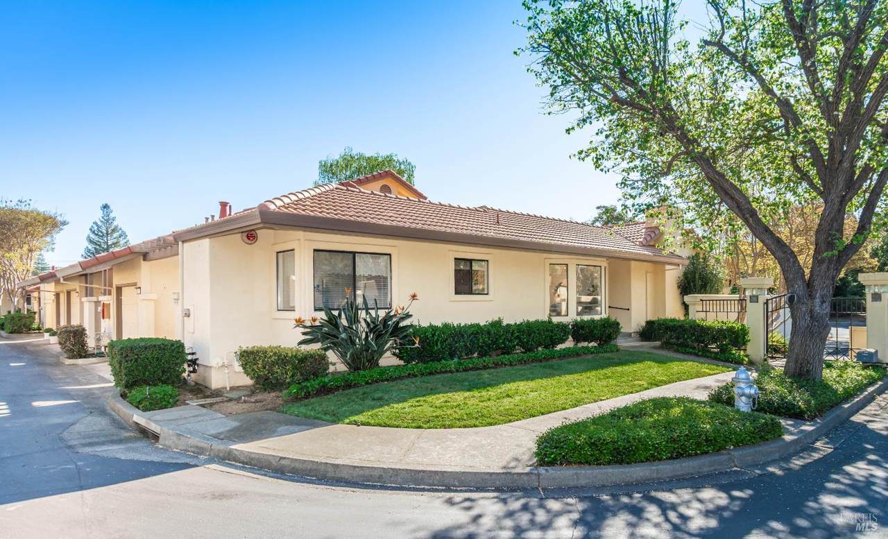 80 Fountain Grove Circle - Photo 1