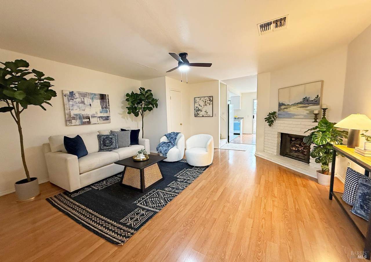 1422 Oak Street - Photo 1