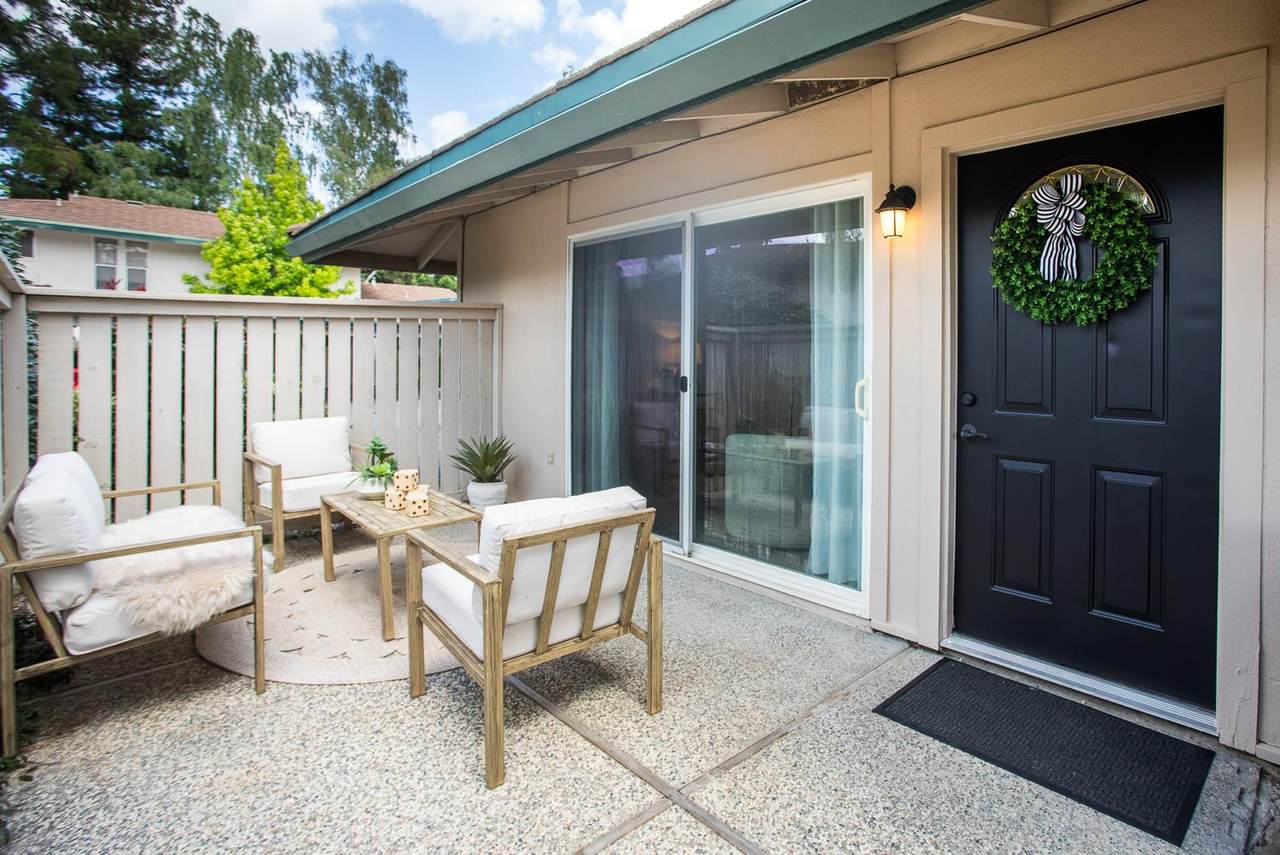 301 Roundtree Court - Photo 1