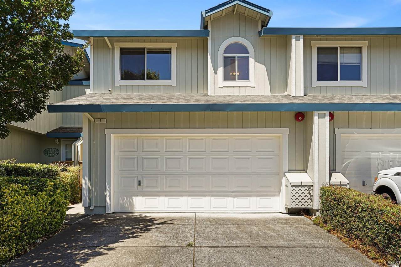 7 Meridian Circle - Photo 1