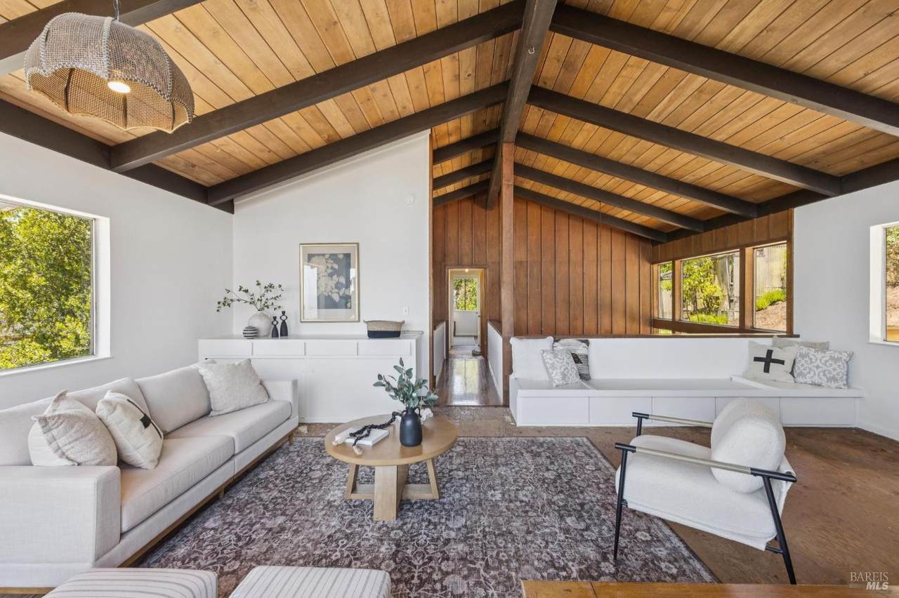 1528 Summit Road - Photo 1