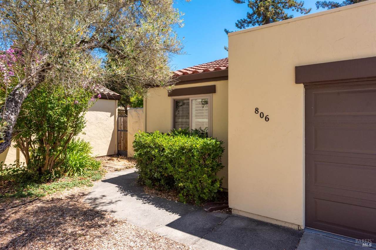 806 Shady Oak Drive - Photo 1