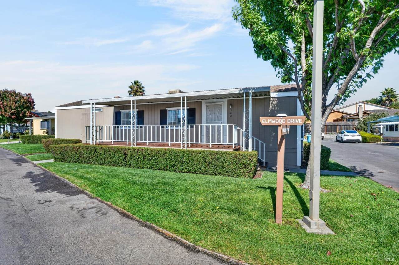 143 Oakwood Drive - Photo 1