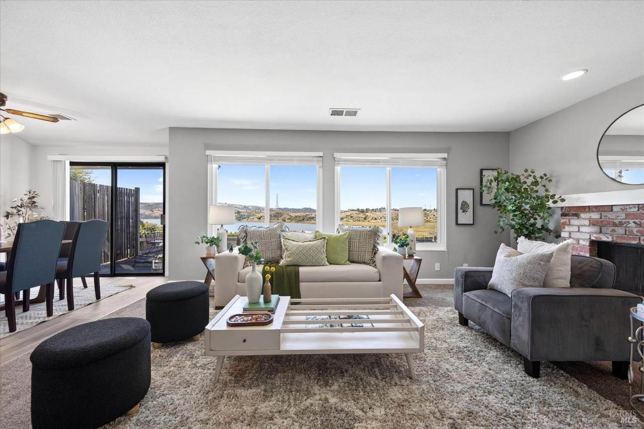 1528 London Circle - Photo 1