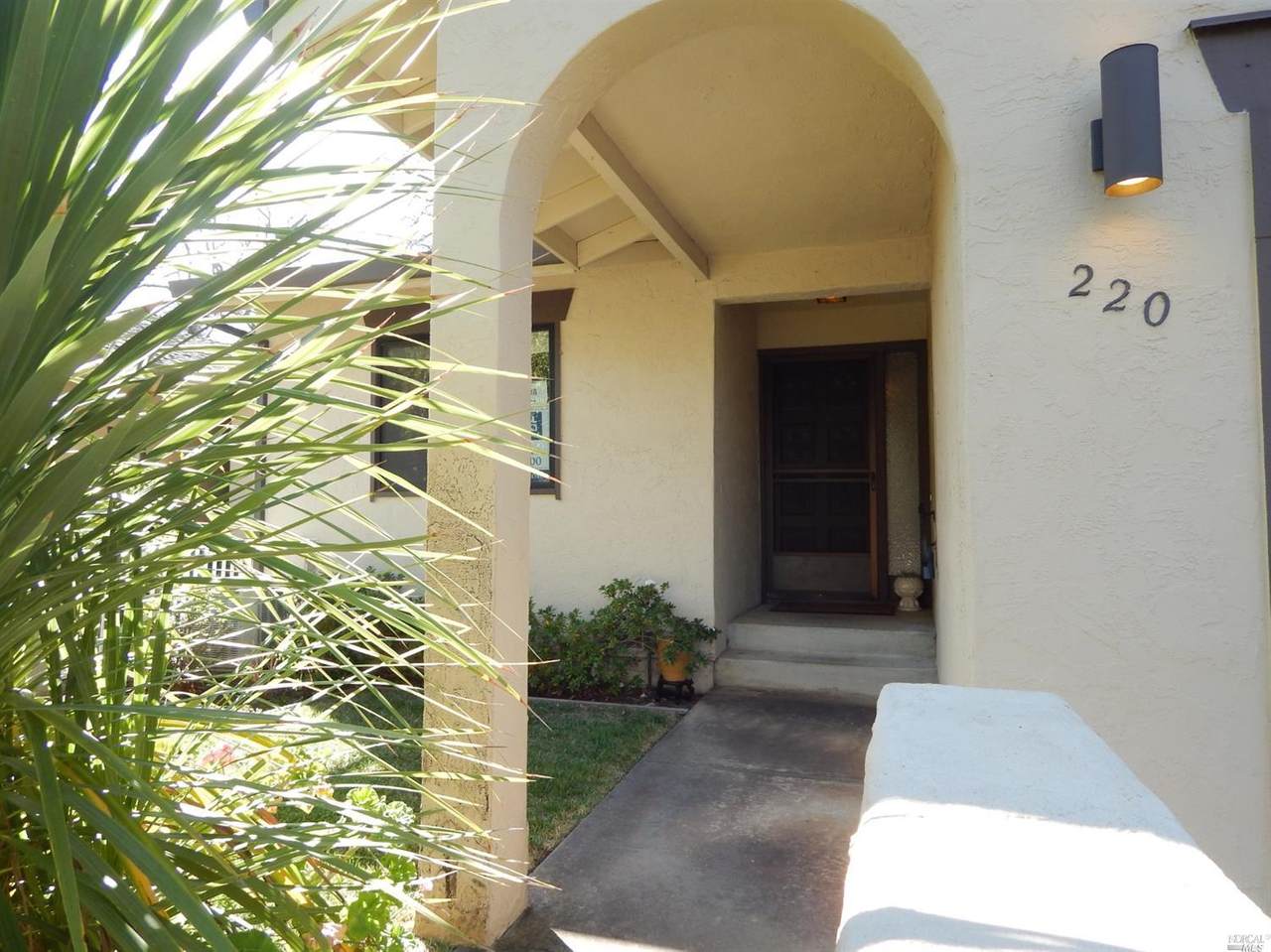 220 Vista Court - Photo 1