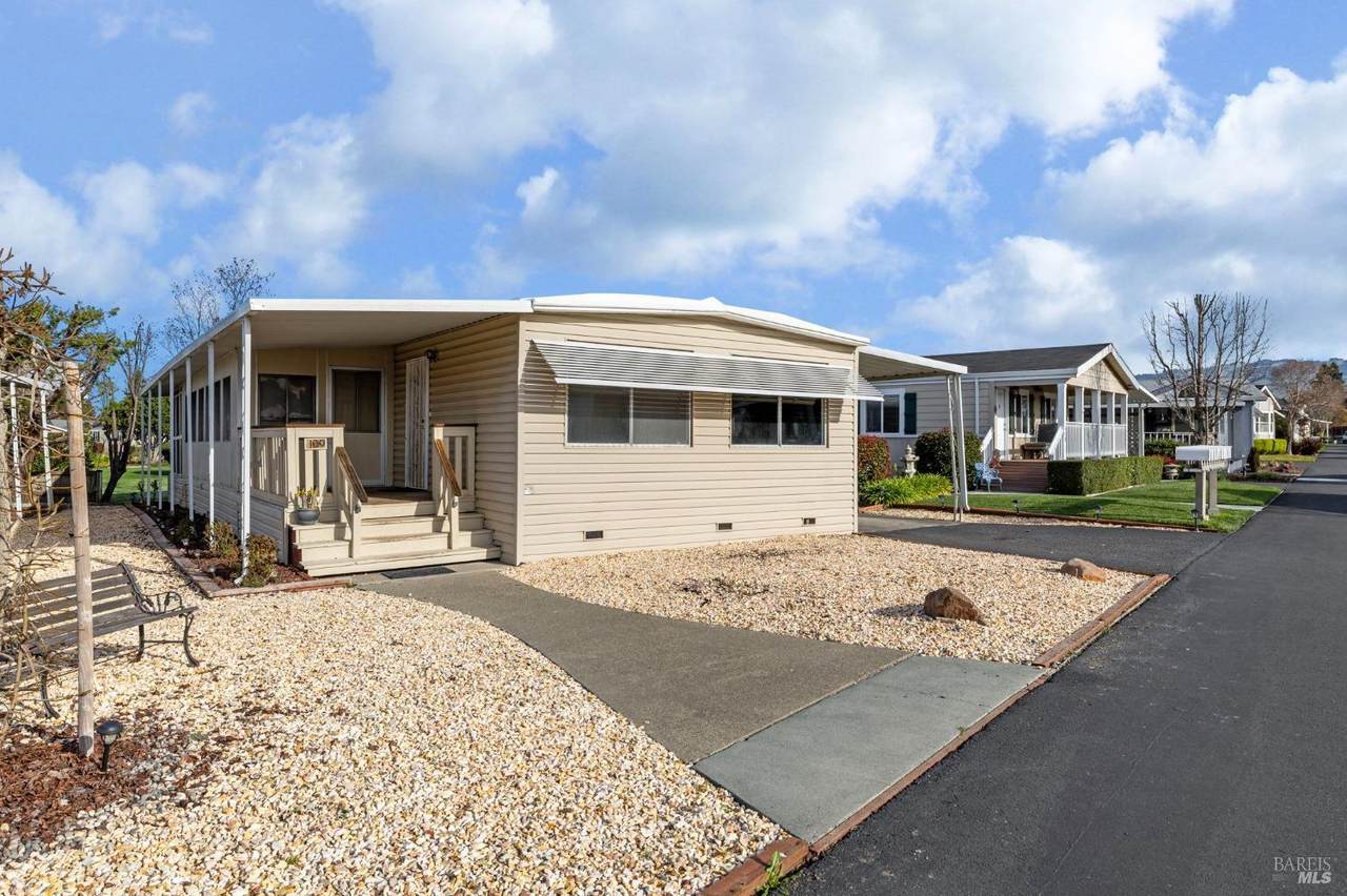 109 Oakwood Drive - Photo 1