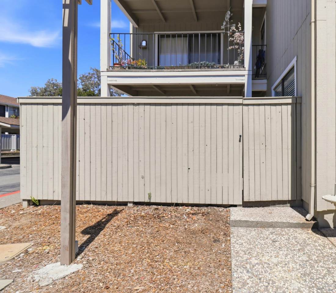 8 Lakeview Court - Photo 1