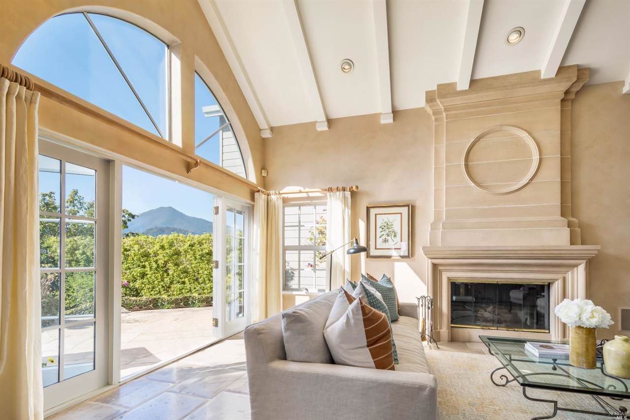 61 Elizabeth Circle - Photo 1