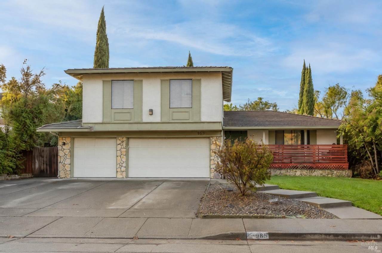 989 Suffolk Way - Photo 1