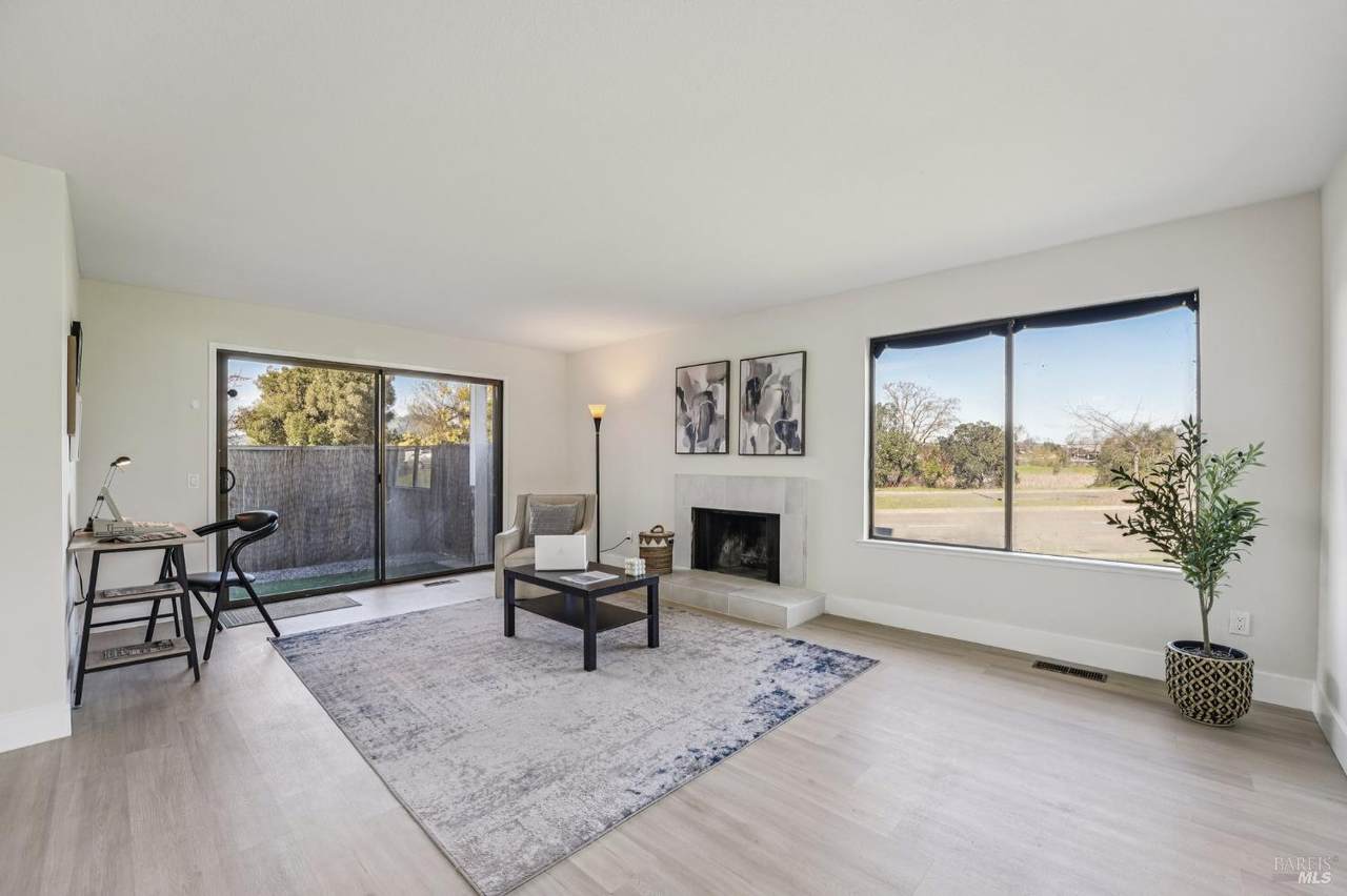 2 Lakeview Court - Photo 1