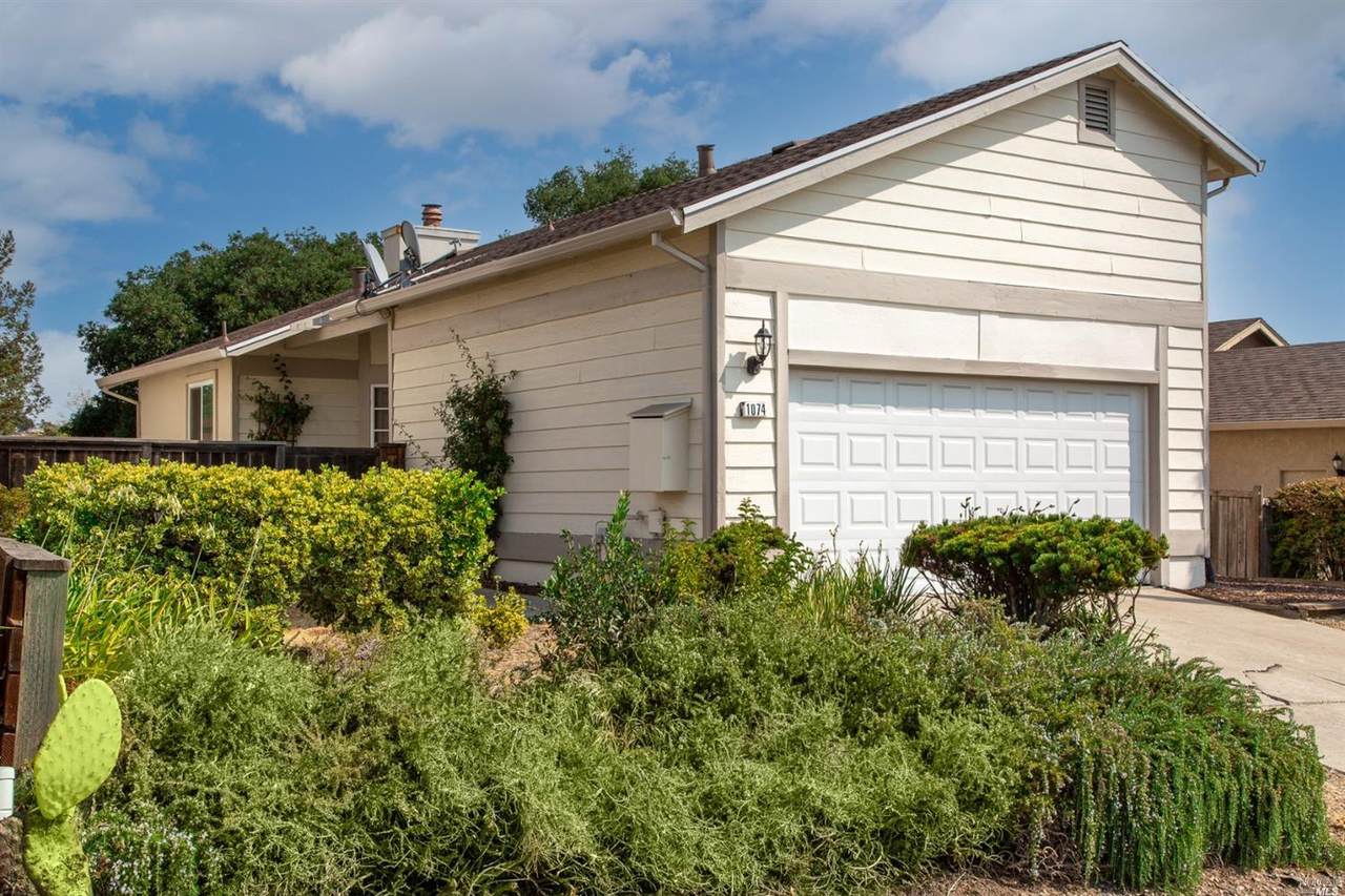 1074 Canterbury - Photo 1