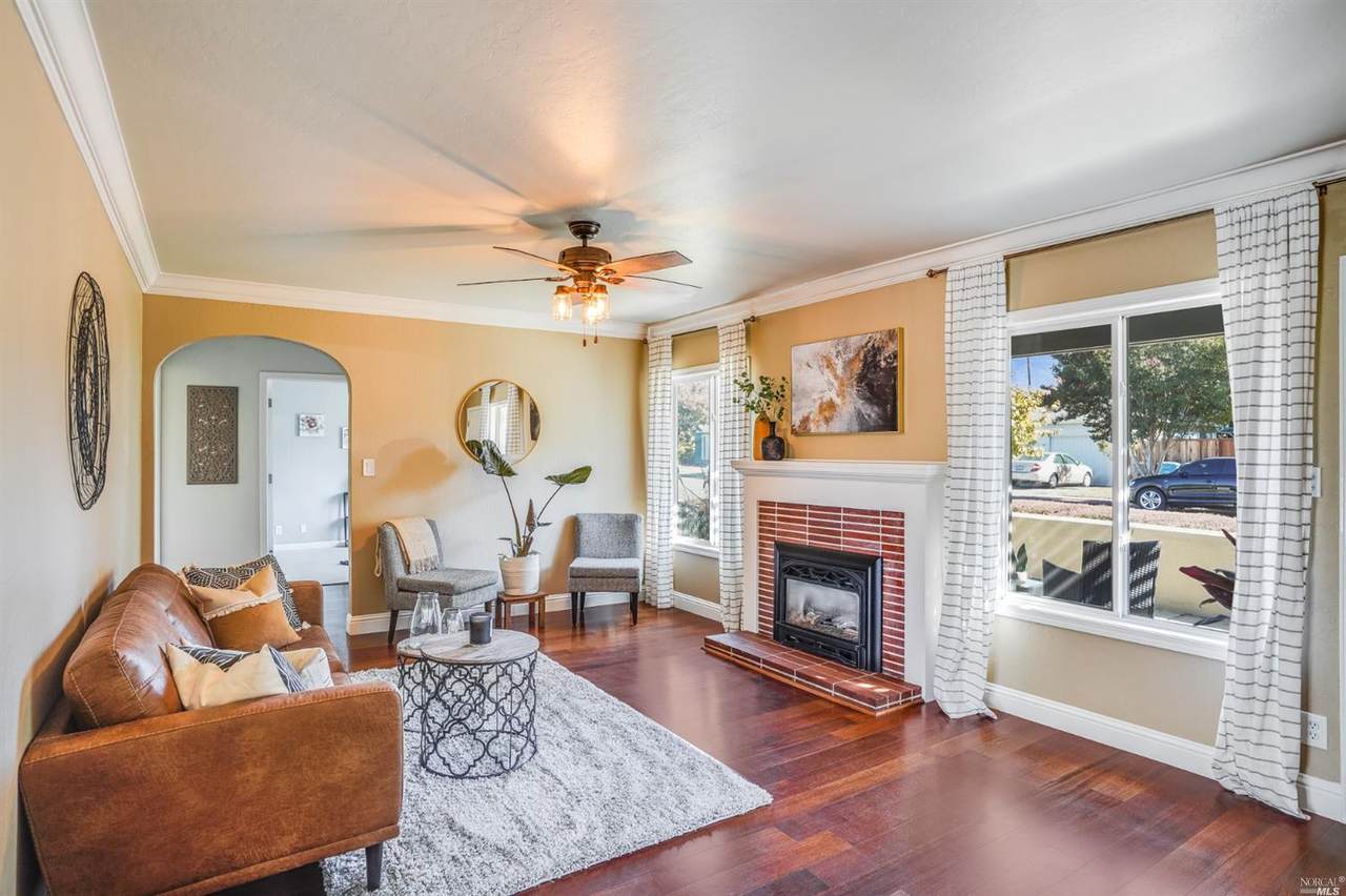 2511 Claremont Dr - Photo 1