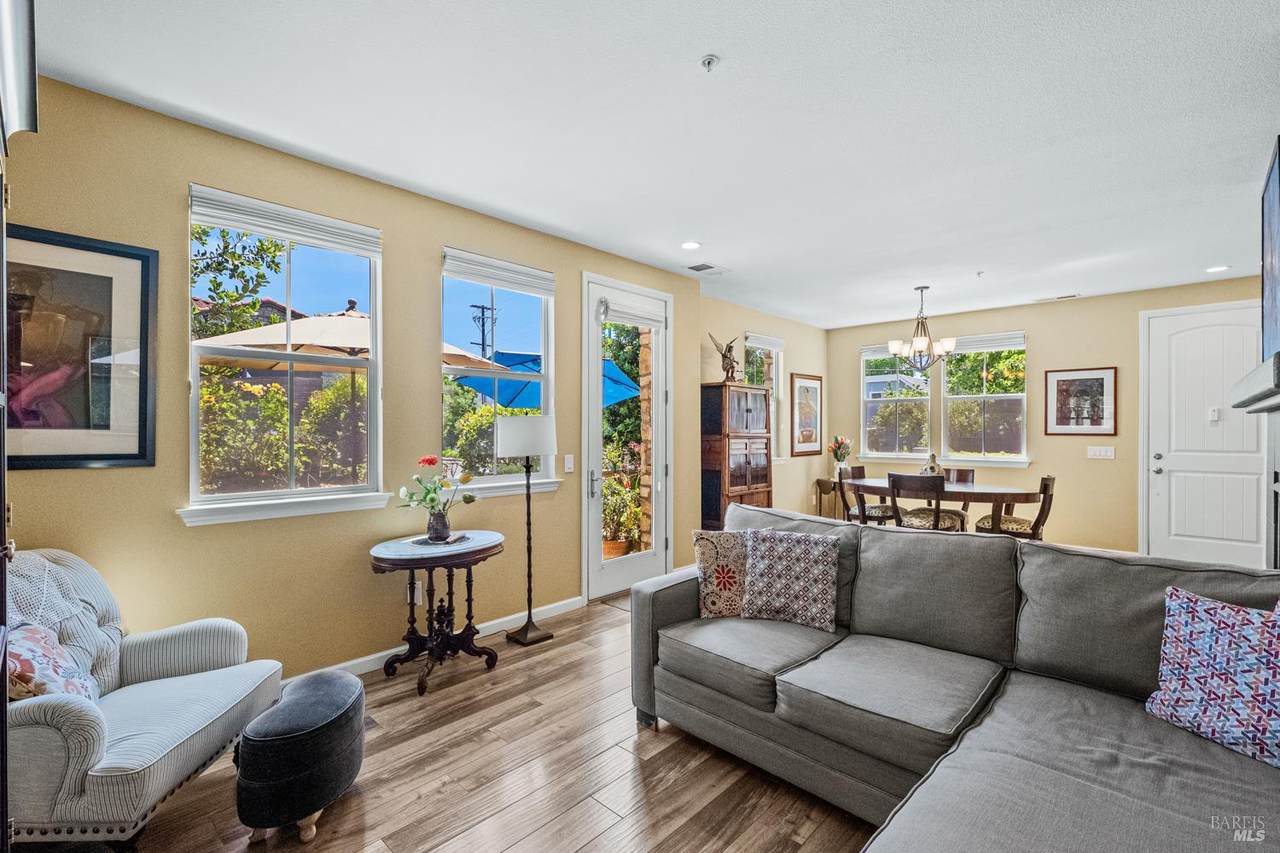 180 Healdsburg Avenue - Photo 1