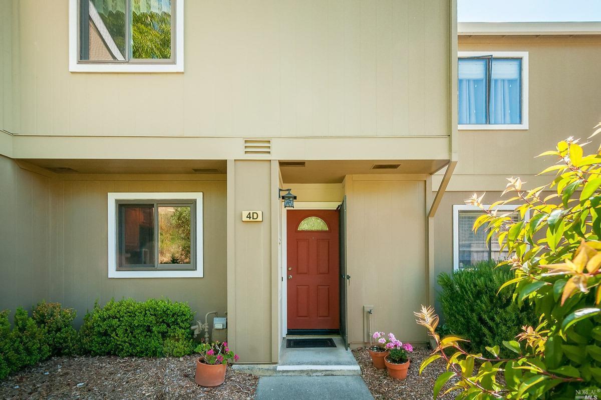 4 Park Crest Court - Photo 1
