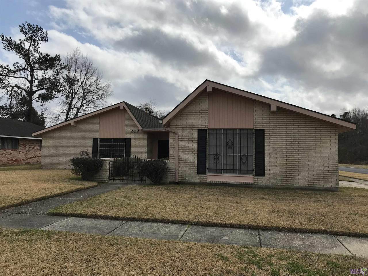 202 Lakecrest Ave - Photo 1