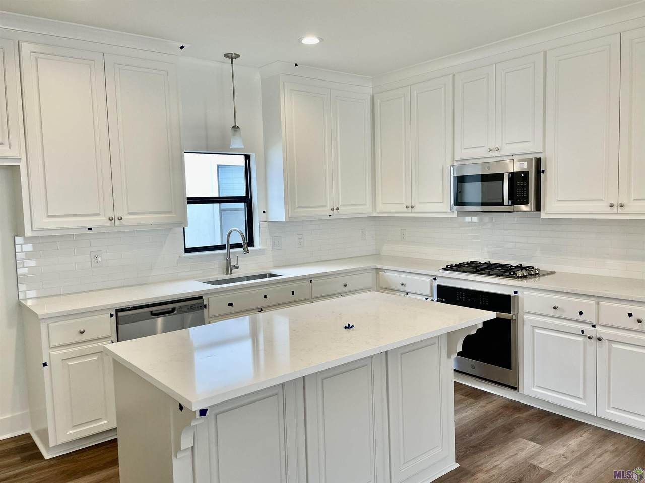 9925 Stonewater Dr - Photo 1