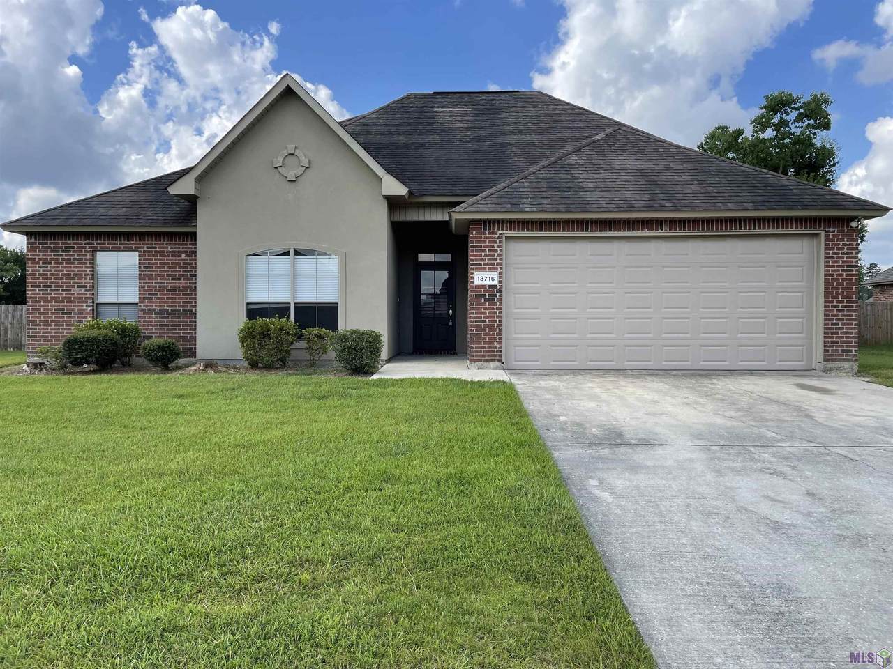 13716 Shady Hollow Dr - Photo 1